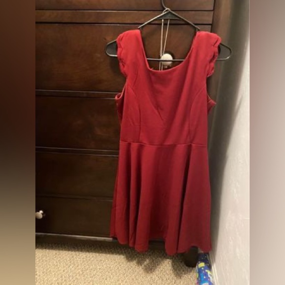 Maroon colored dress, with scalloped strap/sleeves. Perfect for any occasion.